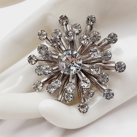 Vintage 1950s Snowflake Rhinestone Brooch, Clear Sparkling Stones, Just Under 2” - Picture 4 of 9